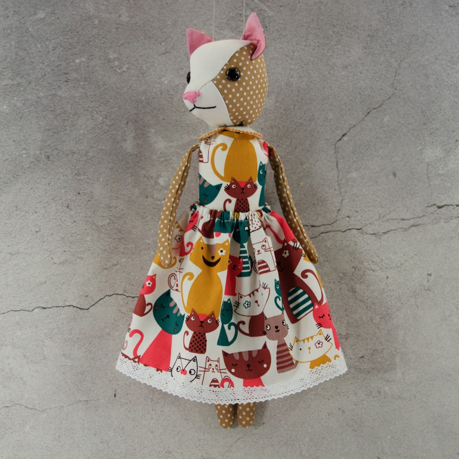 Minkšta siūta katytė su suknele dydis 38 cm