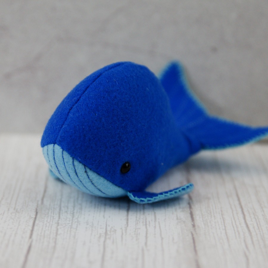 Rankų darbo siūtas simpatiškas Mėlynas Banginis iš veltinio dydis 13 cm