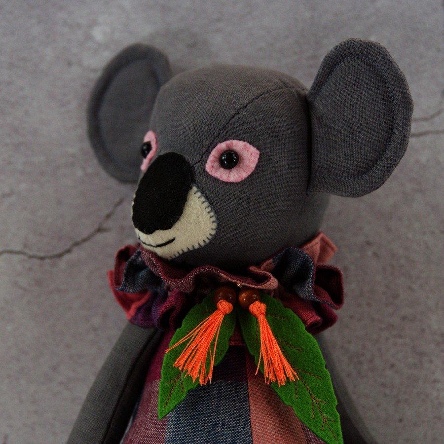 Rankų darbo siūta lininė su simpatiška apykakle Koala dydis 31 cm