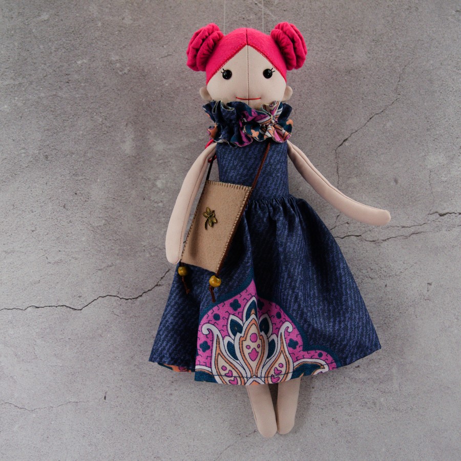 Minkšta siūta mergaitė su suknele ir rankinuku dydis 39 cm