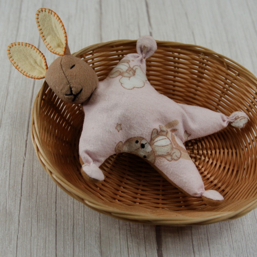 Rankų darbo siūtas miegantis Zuikutis iš švelnaus veltinio ir flanelės dydis 24 cm